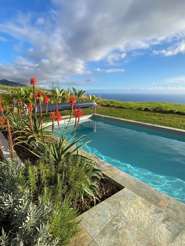 Pool with fantastic views of the ocean