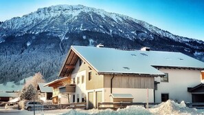 Haus Außenansicht - im Hintergrund Breitenberg