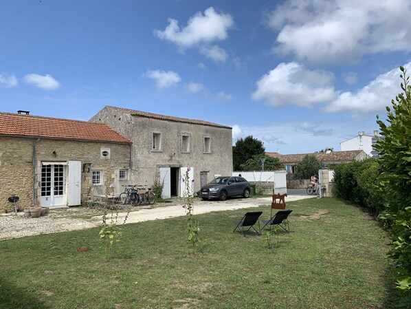 la maison est à la lisière du village de Cheray, à distance pédestre d'un marché