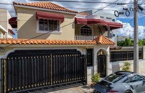 Vista frontal de la propiedad