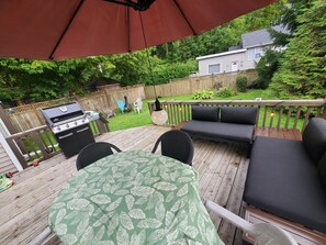 Entertainment Backyard! Hear waves from deck,  backyard gate leads to Erie beach