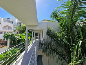 Vista frontal de la propiedad