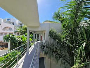Vista frontal de la propiedad