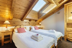 Twin bedroom
