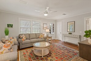 506 Poplar Ave - Gorgeous Living Space