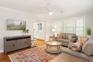 506 Poplar Ave - Open Concept Living Space