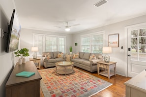 506 Poplar Ave - Bright Open Living Space