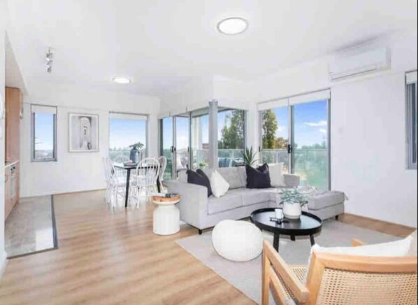 Deluxe living room well equipped.