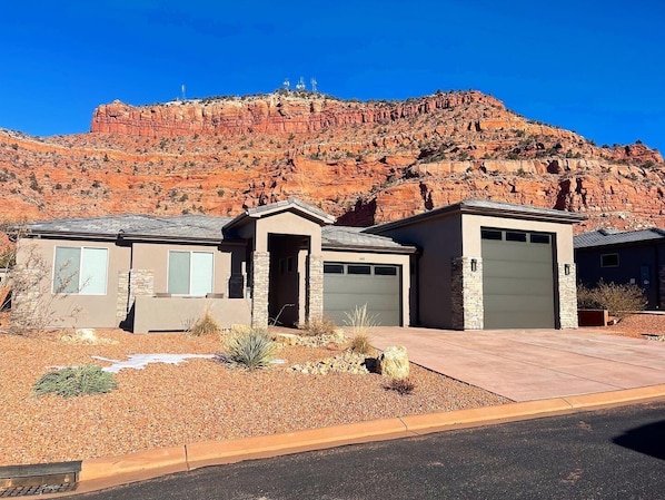 Welcome to Kanab and Come On In! This 3 bedroom 2 bath home is located in Kanab's premier luxury community, La Estancia. It was designed to be your perfect vacation getaway, where every detail has been designed to make you feel at home and comfortable.