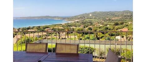 Terrasse et vue sur le Golf du Péro.