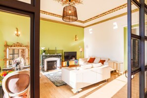 SPACIOUS LIVING ROOM