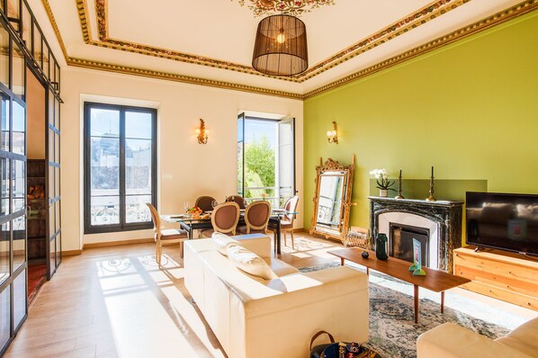 SPACIOUS LIVING ROOM