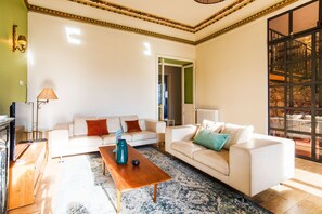 LARGE LOUNGE