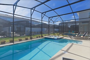Private screened-in / heated pool and spa (heating will incur an extra charge)
