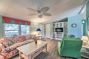 Living Area | Central A/C & Heat | Free WiFi | Smart TV