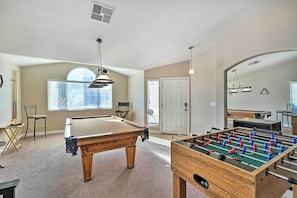 Game Room | Keyless Entry | 4 Mi to Airport