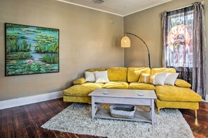 Living Room | Smart TV | Central A/C + Heat