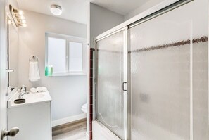 A spacious bathroom with a shower/ tub