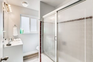A spacious bathroom with a shower/ tub