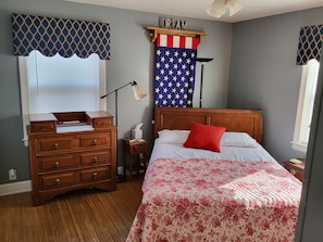Flag room bedroom... beautiful queen size bed. two large closets. hardwood floor