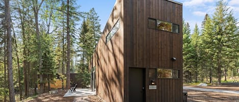 The Yellowstone cabin at Stoner Creek Cabins