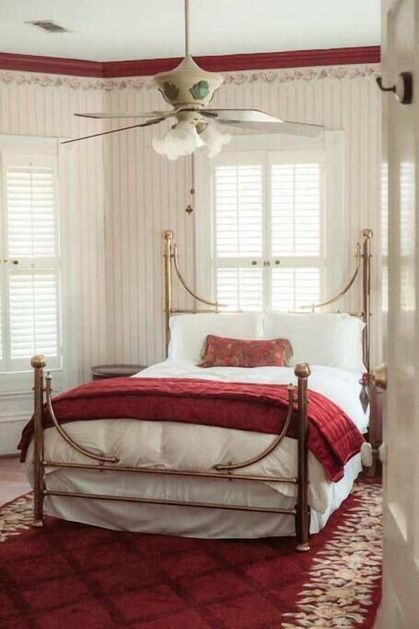 Queen Size Bed, View is of Garden