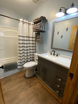 Full Bathroom with Towels &amp; Hooks for Everyone!