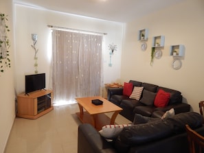 Smart TV, DVD player, 2 & 3 seater sofa and internet. Access to the balcony