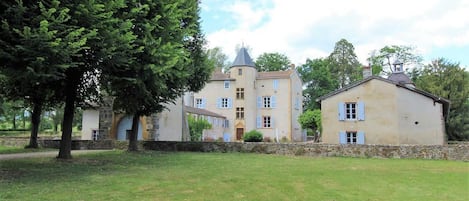 Gîte du Château de la Terrière à Cercié (Rhône - Beaujolais vignobles) : la propriété avec parc ombragé.