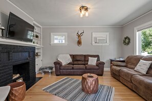 Livingroom with one pull out couch 