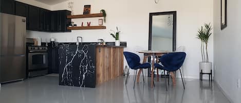 Luxe Kitchen and Marble table, and all you need to love your trip. 