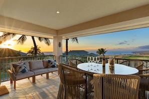 Because of its location, dining on the lanai is not restricted by winds. 