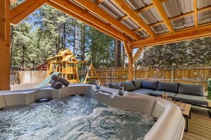 Hottub, lounge, playground!