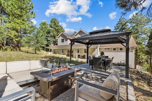 Outdoor fire pit and dining!