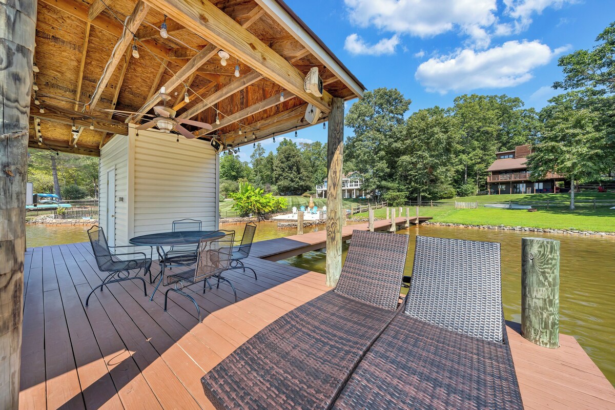 LAKEside Lodge: Lakefront with private dock