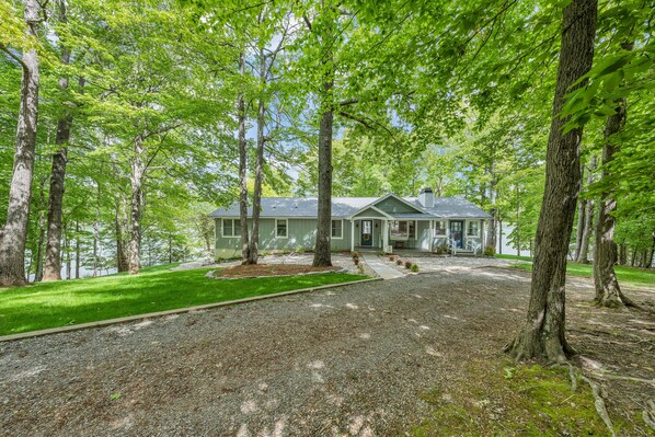 Lake Point Retreat: Lakefront home with a private dock.