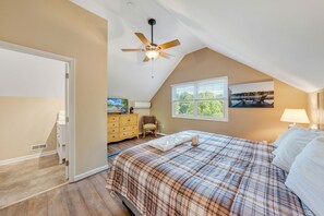 Master bedroom with lakeview and ensuite bathroom