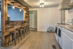 Kitchen w/ Breakfast Bar