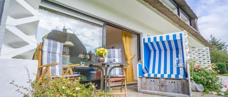 Südterrasse mit Gartenmöbel und Strandkorb