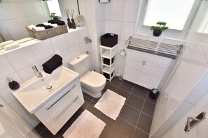 modernes Duschbad/WC