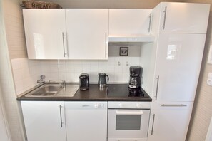 Flur-/Eingangsbereich mit Küchenzeile (mit Backofen)