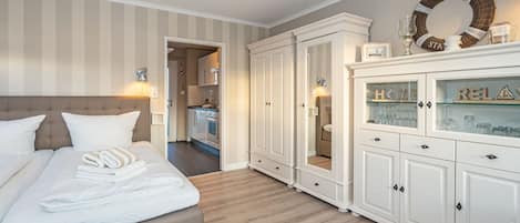 1-Zimmer-Appartement mit feststehendem Doppelbett