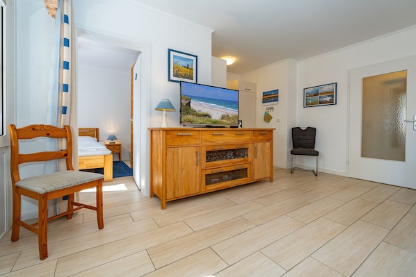 Wohnzimmer mit Zugang zum Schlafzimmer
