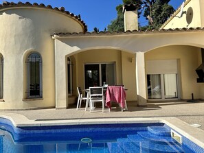 Beautiful breakfast terrace in front of the pool