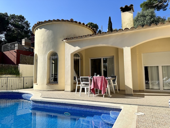 Villa with pool for 9 people