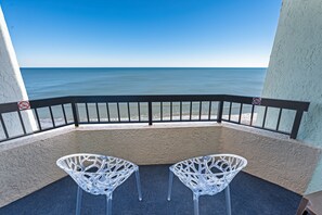 Balcony with Amazing Views of the Ocean