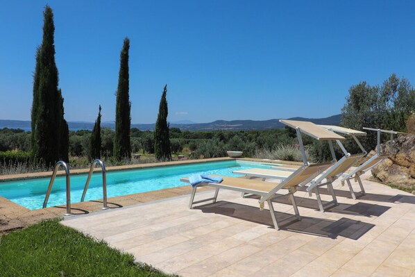 Pool mit Blick auf den Bolsenasee