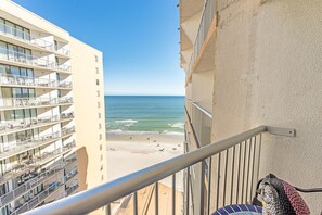 Balcony with Amazing Views of the Ocean