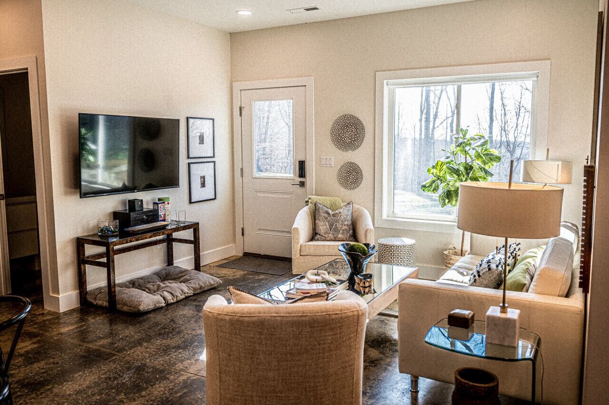 Suite at the Gathering Barn – luxury in the mountains, by Buffalo Mountain Getaway