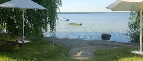 Seeschwalbe romantischer Sitzplatz am Strand unter Weide